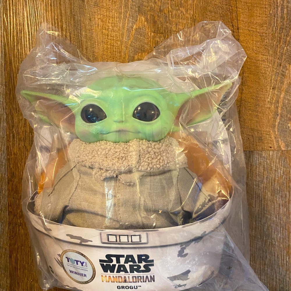 Brand new Star Wars 11” Baby Yoda Grogu from the Mandalorian, Disney